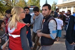 БЧК продължава да предоставя топла храна на бежанците и да работи с децата бежанци